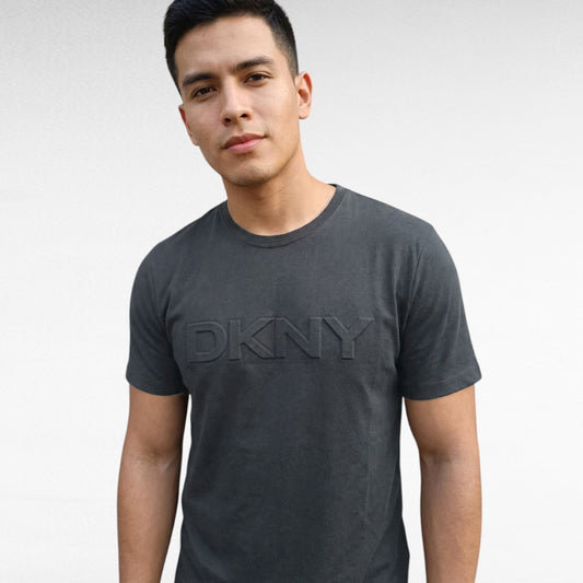 PLAYERA CON LOGO EN RELIEVE DKNY